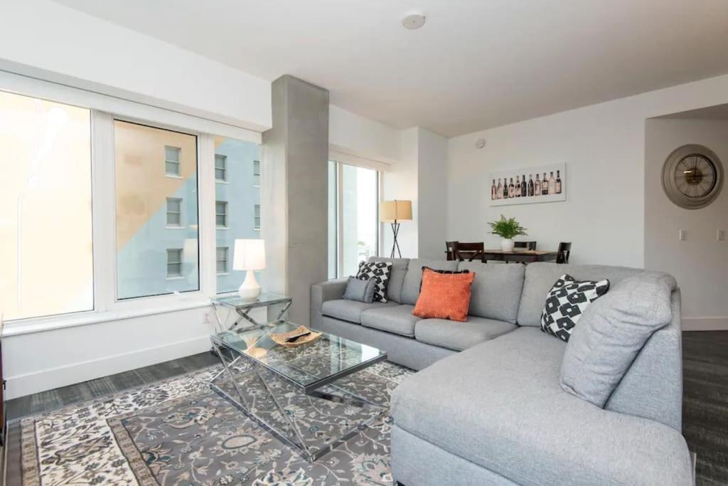 Sleeps 9 Three Bedroom Heart Of Downtown
