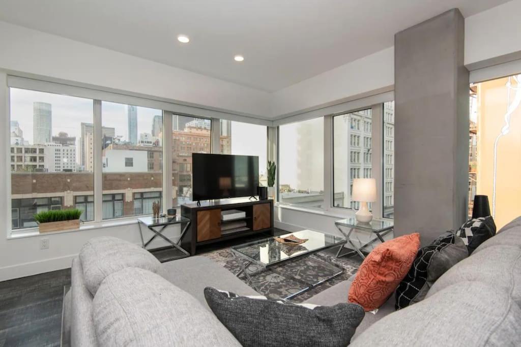 Sleeps 9 Three Bedroom Heart Of Downtown