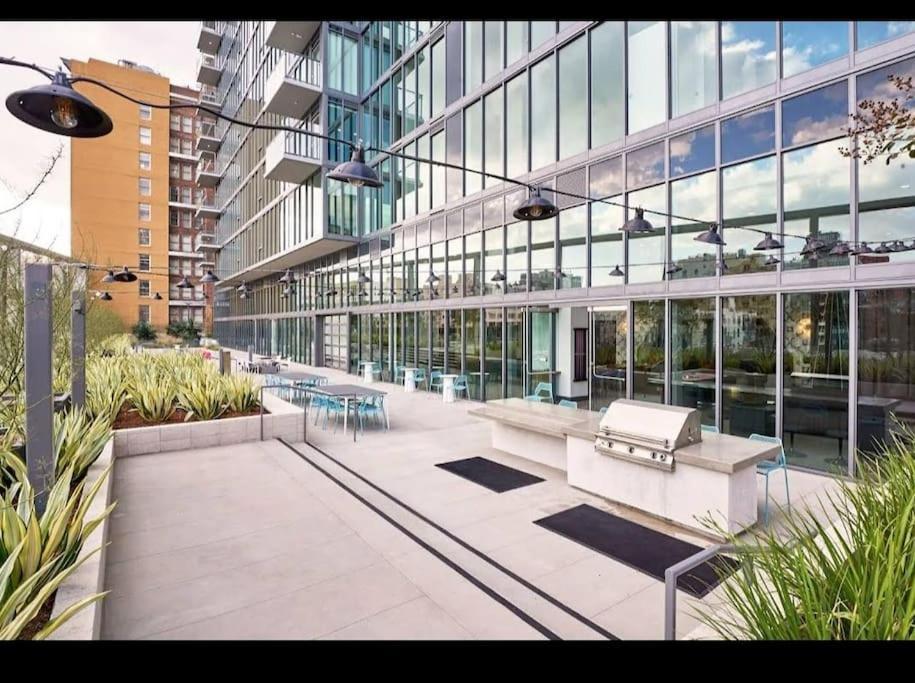 Sleeps 9 Three Bedroom Heart Of Downtown Los Angeles