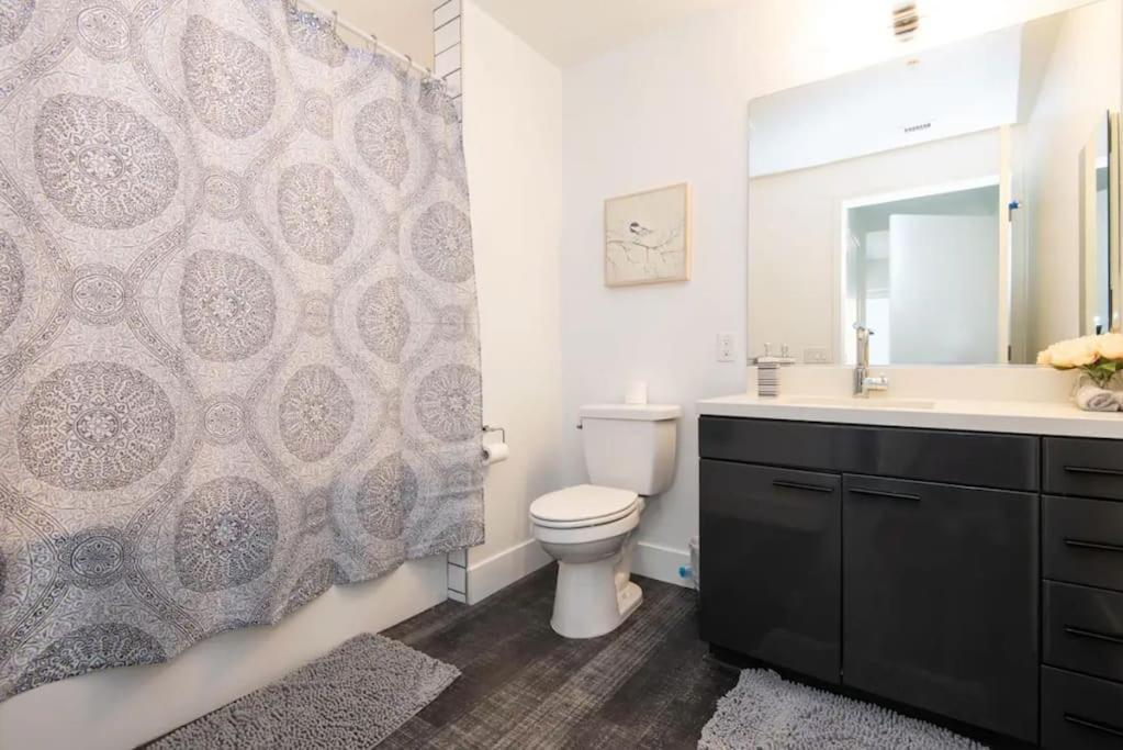 Sleeps 9 Three Bedroom Heart Of Downtown