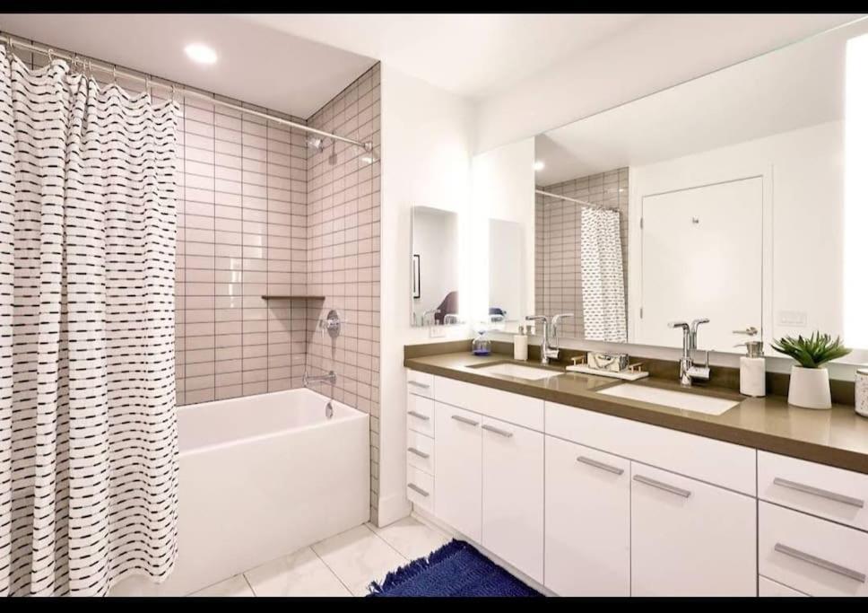 Sleeps 9 Three Bedroom Heart Of Downtown Los Angeles