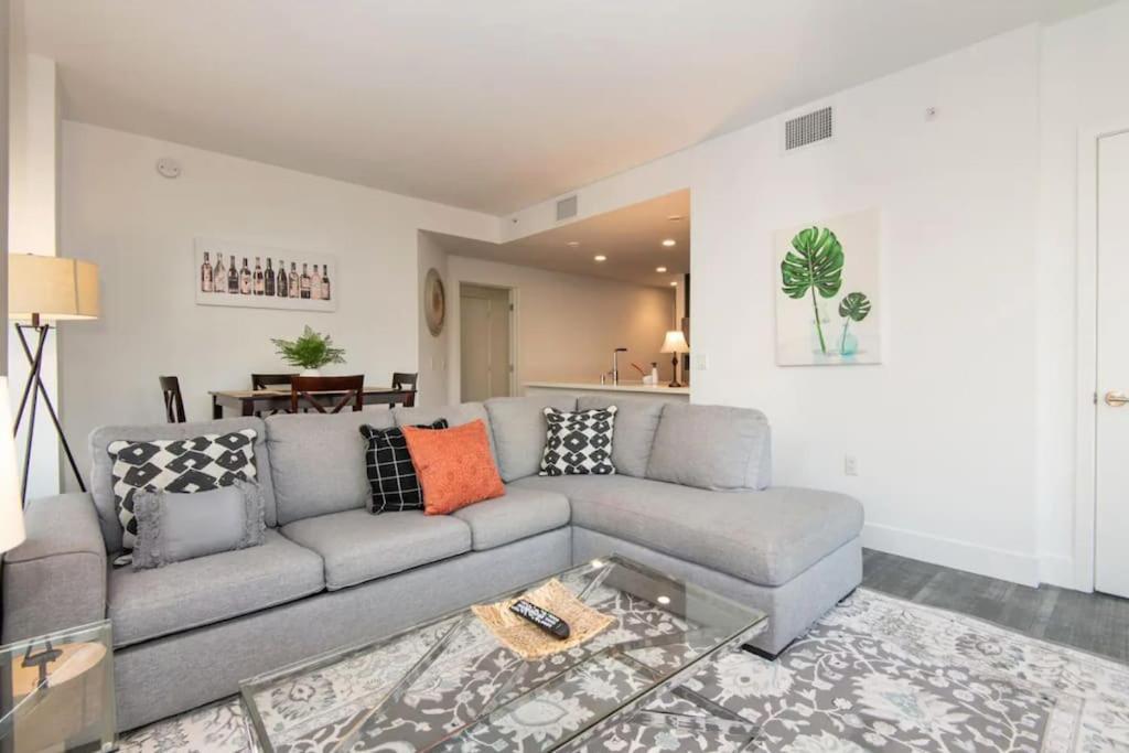 Sleeps 9 Three Bedroom Heart Of Downtown Los Angeles