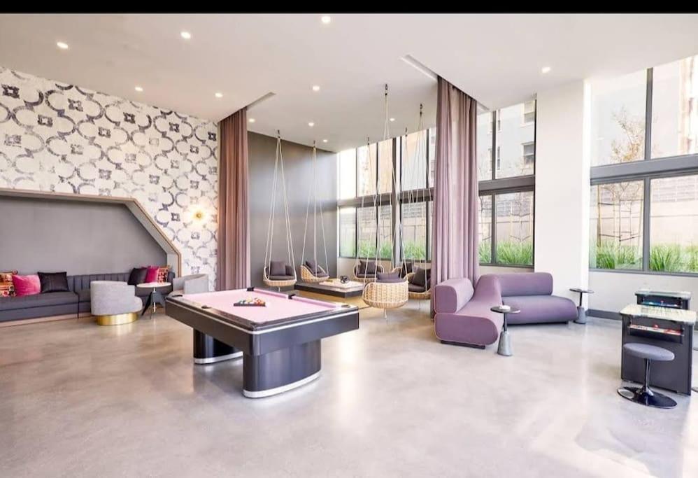 Sleeps 9 Three Bedroom Heart Of Downtown
