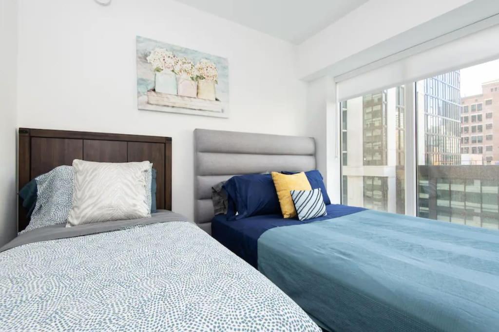 Sleeps 9 Three Bedroom Heart Of Downtown
