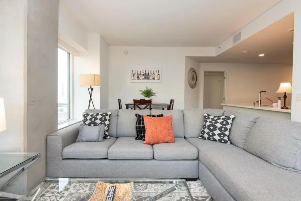 Sleeps 9 Three Bedroom Heart Of Downtown